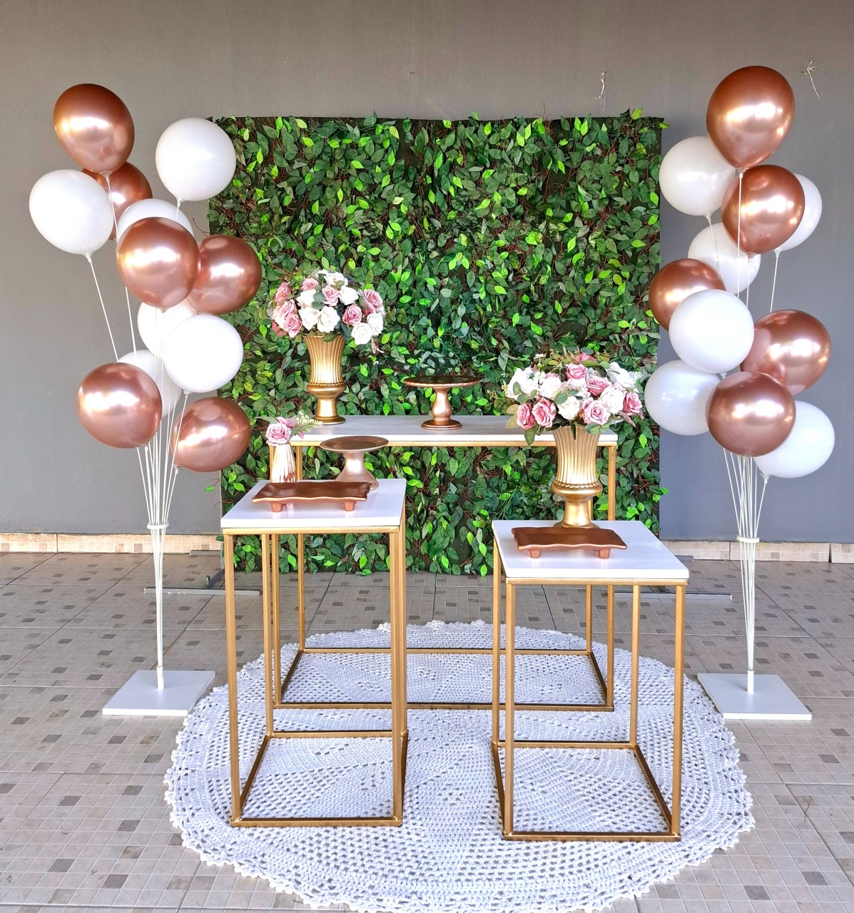 Rose  E Dourado Com Fundo Verde  - alegria em festa