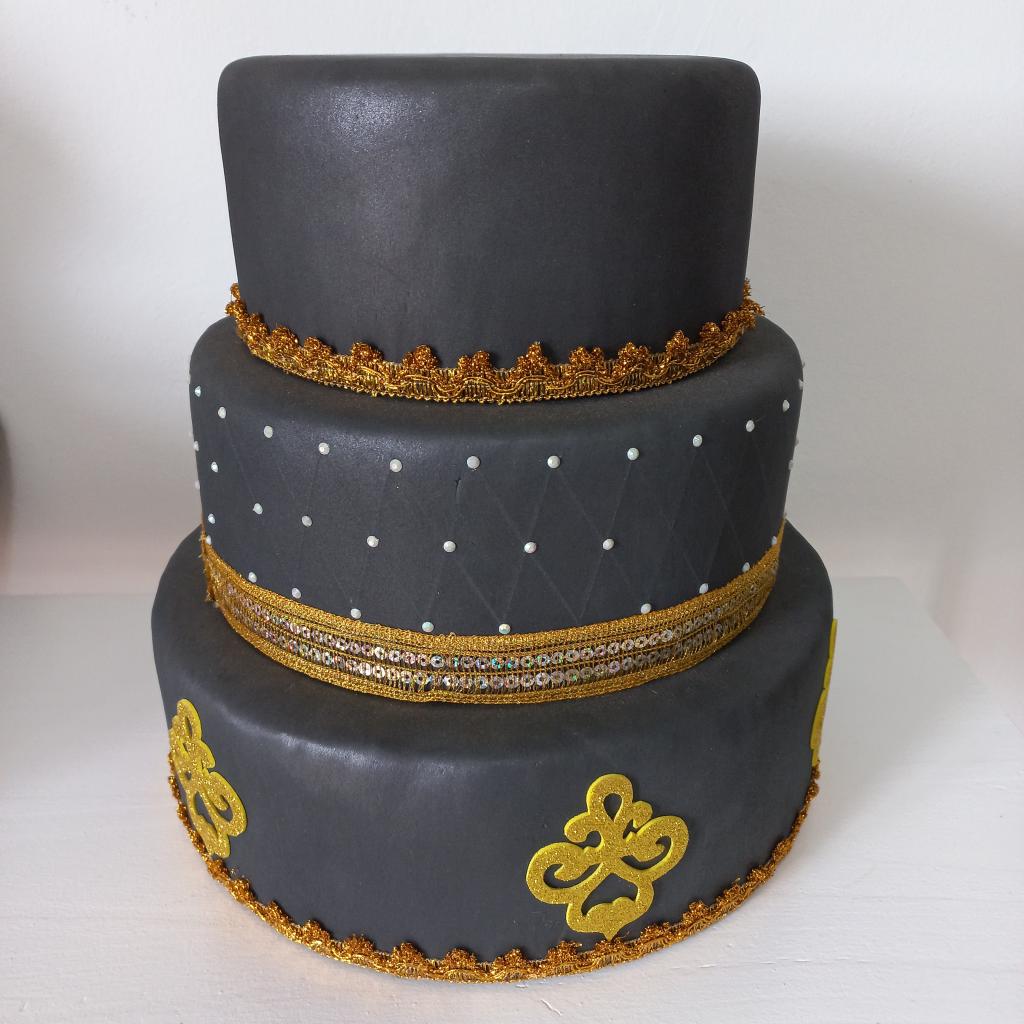 Bolo Fake Preto Com Dourado - alegria em festa