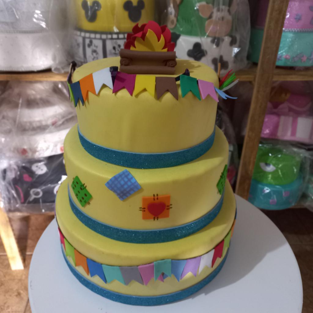 Bolo Fake Junino Bandeirinhas - alegria em festa