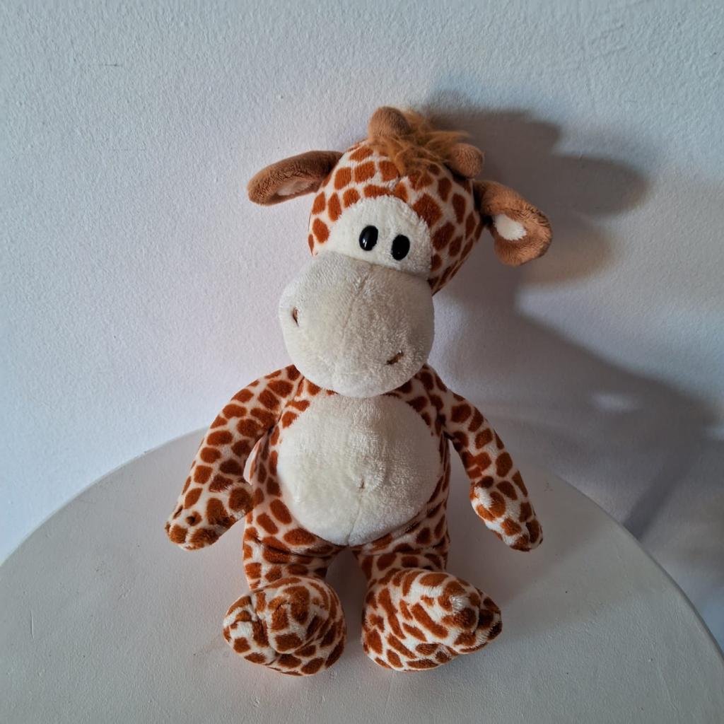 Girafa Pequena de Mesa Pelucia - alegria em festa