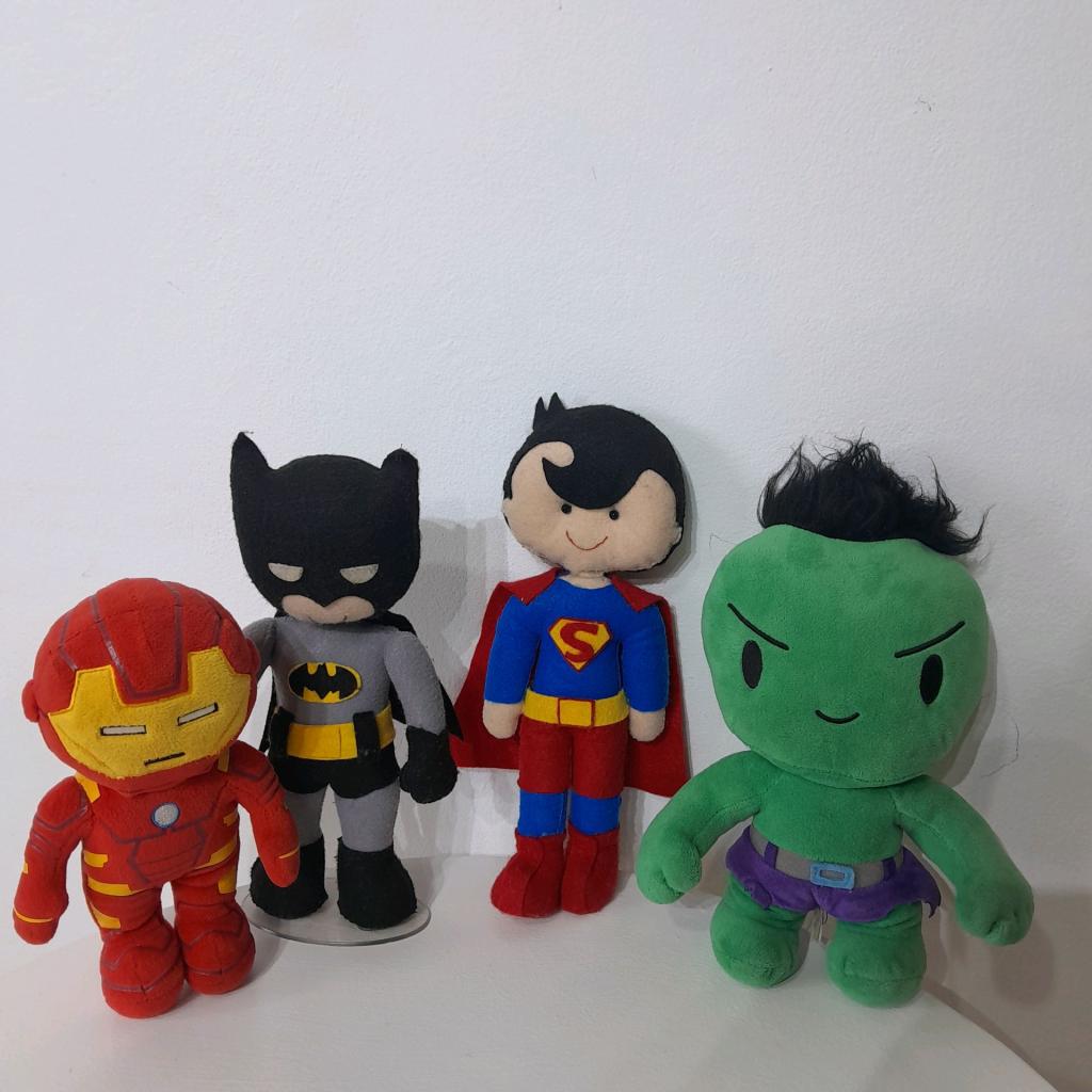 Herois Baby Em Pelucia Batman, Super Homem, Capitao America, Hulk, Homem de Ferro - alegria em festa