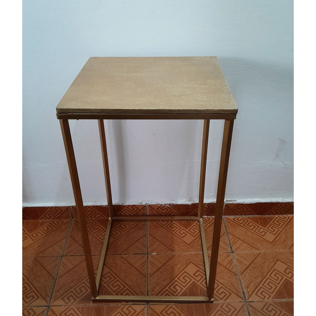 Mesa de Ferro Com Tampo Dourado - alegria em festa