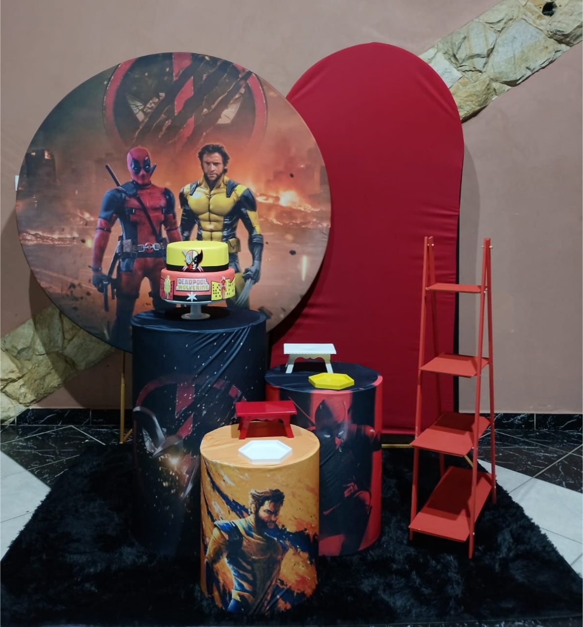 Kit Wolverine E Deadpool - Ouro - Festejar Locações