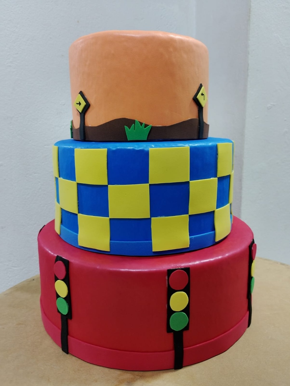 Bolo Carros 3 Andares - Festejar Locações