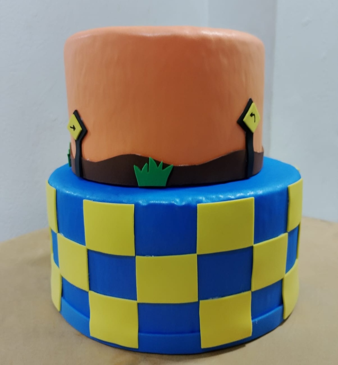 Bolo Carros 2 Andares  - Festejar Locações