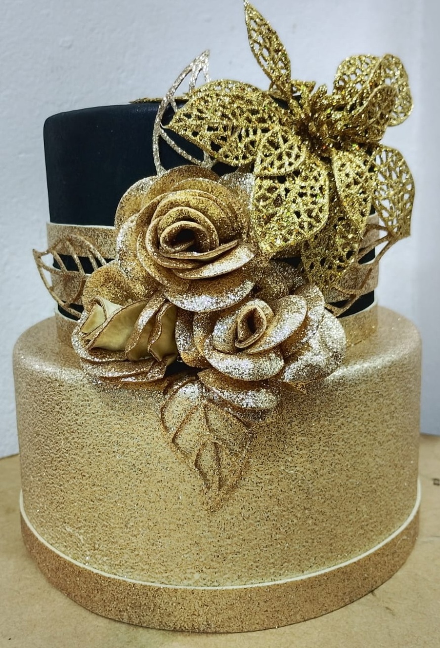 Bolo Dourado Com Preto - Festejar Locações