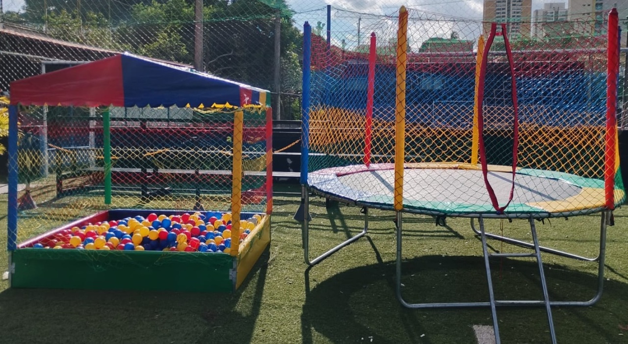Combo Cama Elástica 2M + Piscina de Bolinha  - Festejar Locações