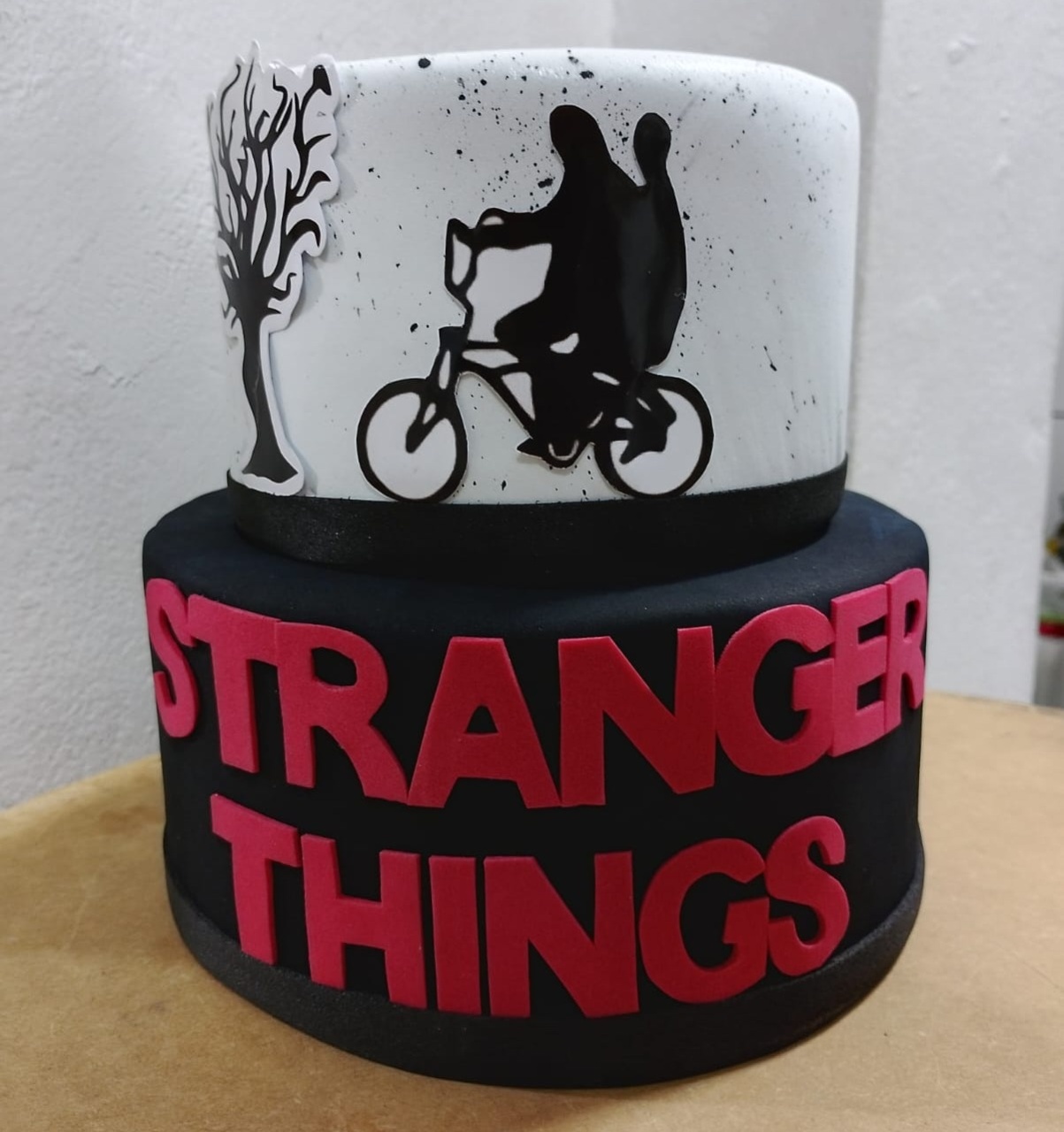 Bolo Stranger Things - Festejar Locações