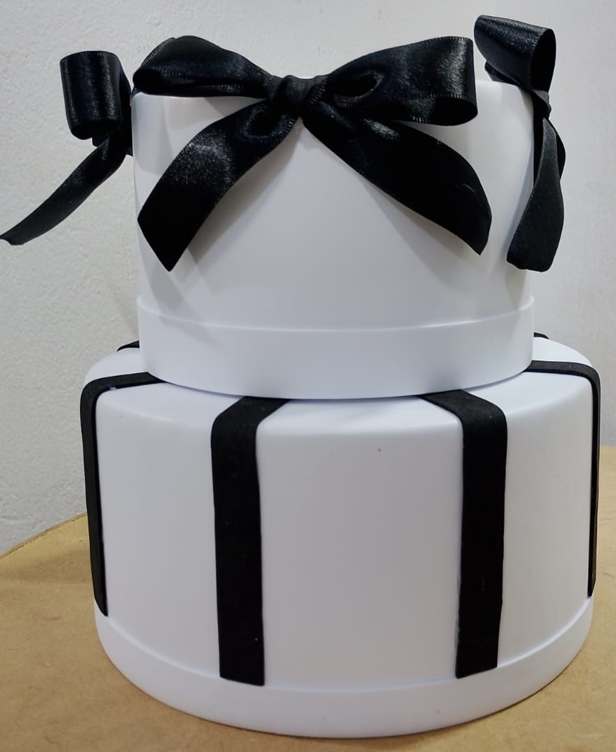 Bolo Branco Com Preto - Festejar Locações