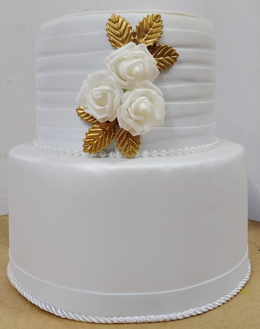 Bolo Branco Com Dourado - Festejar Locações