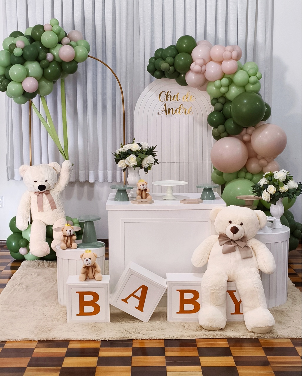 Chá de Bebê Verde, Branco E Bege (C/Montagem) - Lirou, Yalou & Jack - Decorações 