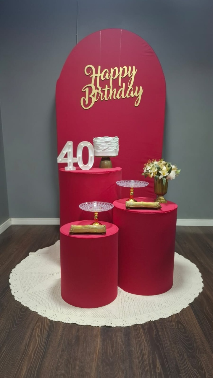 Romano Vermelho E Dourado Com Tapete - Mundo da imaginação