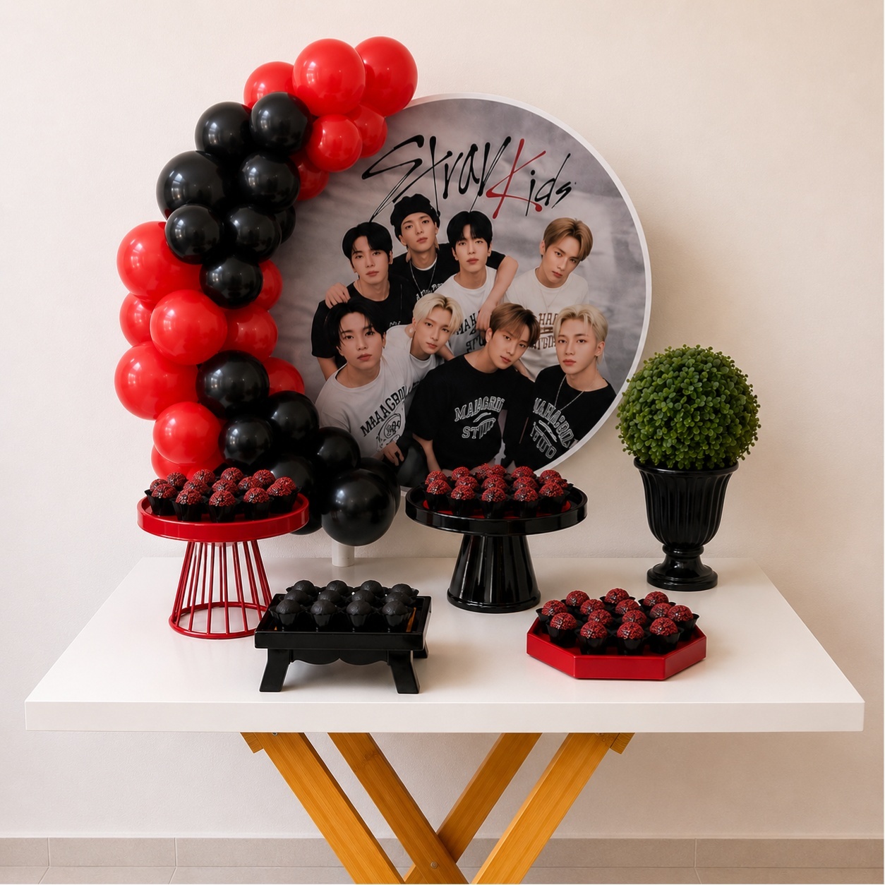 Mini Festa Com Mesa Cavalete (Stray Kids) - BenLiz Loc e monte