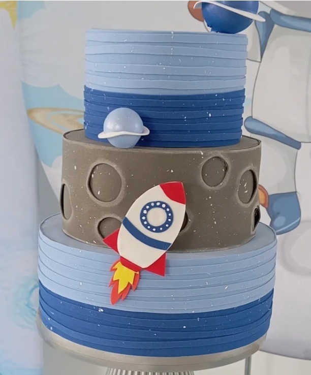 Bolo Fake - Astronauta - Catálogo Jake festa decore 