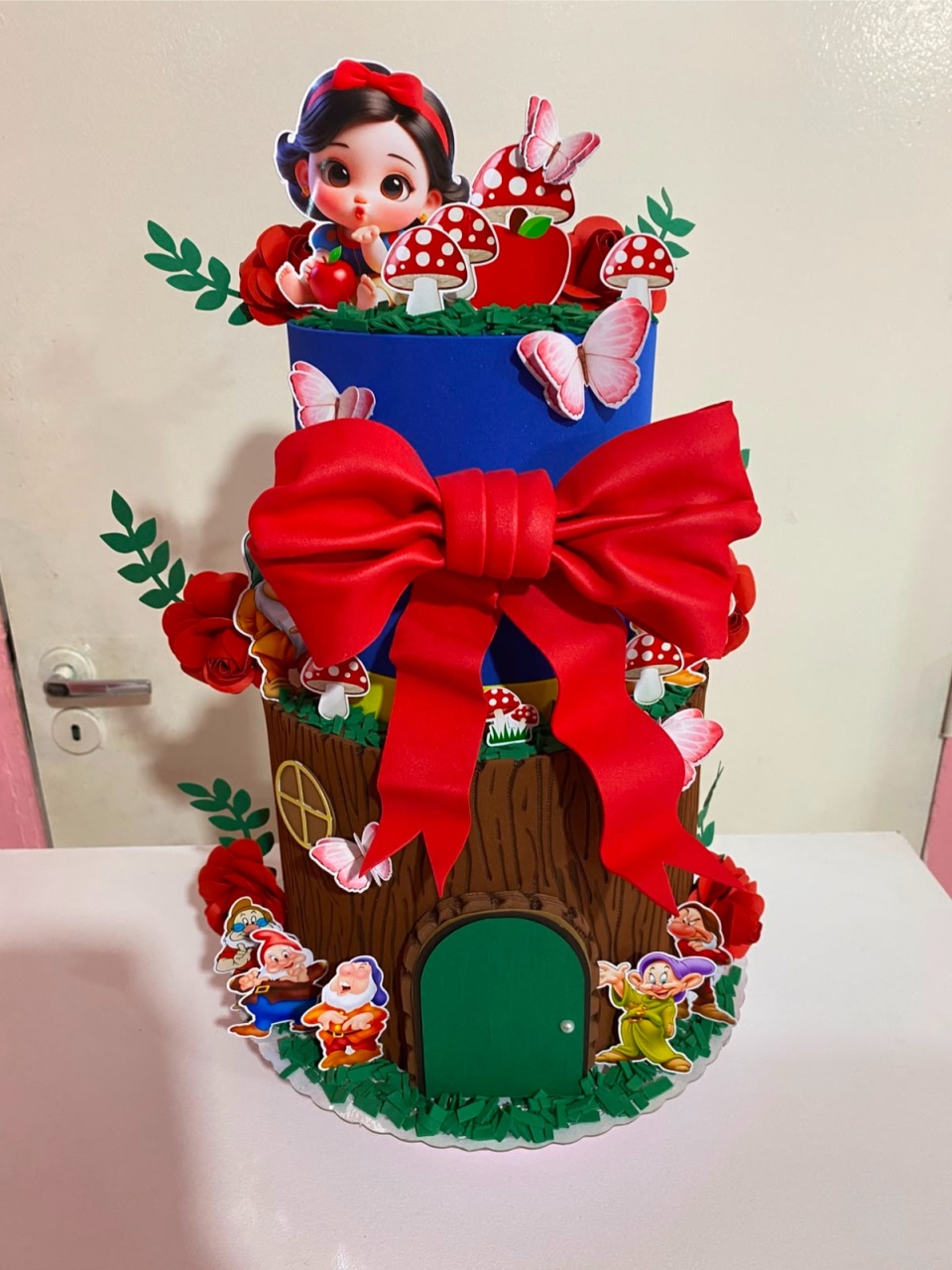 Bolo Fake Branca de Neve - Catálogo Jake festa decore 