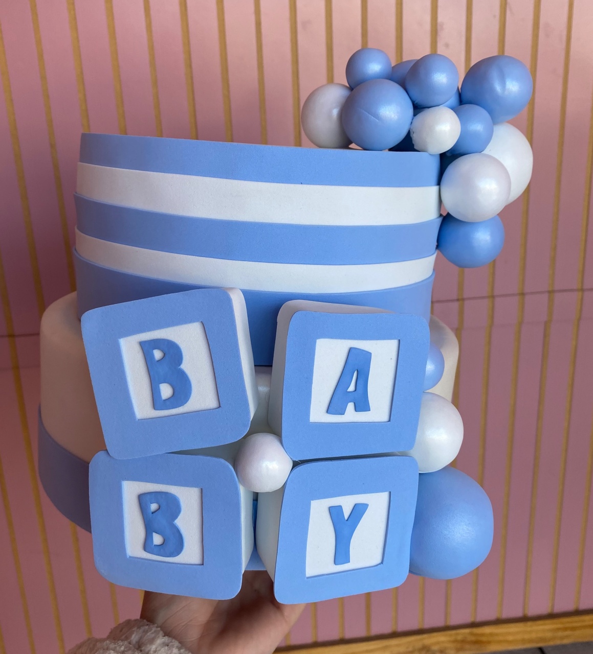 Bolo Fake Baby Azul E Branco - Catálogo Jake festa decore 