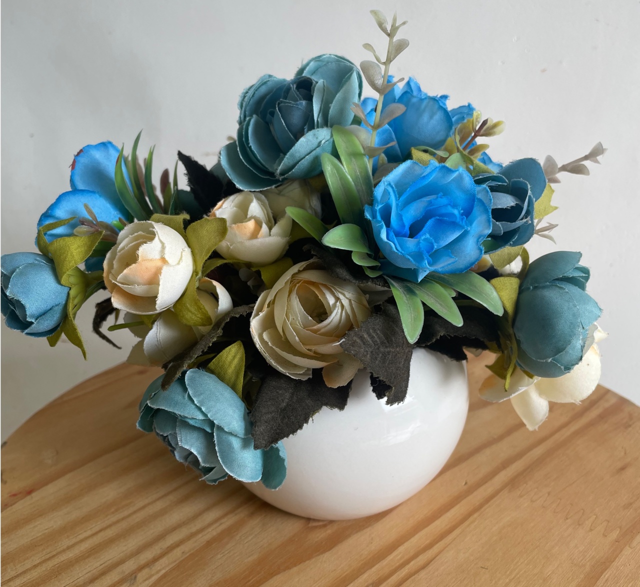 Arranjo Azul Com Amarelo Claro Com Vaso Branco de Louça - Rosy val decorações de Festas