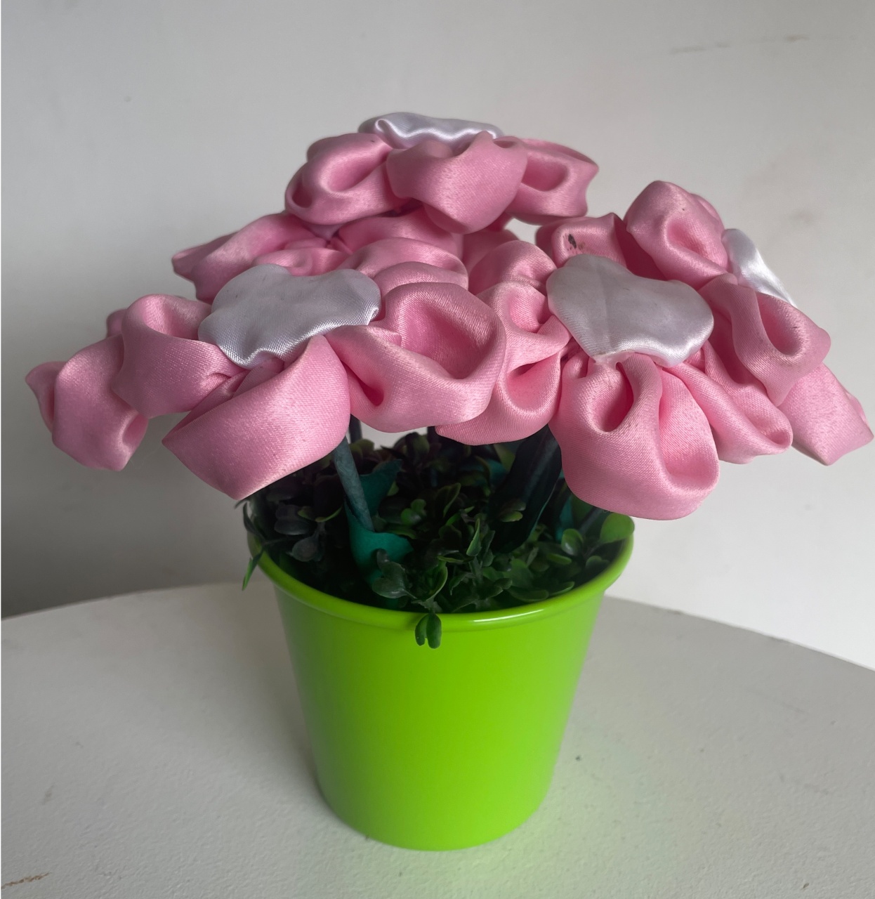 Arranjo Rosa de Cetim Com Vaso de Alumínio Verde - Rosy val decorações de Festas