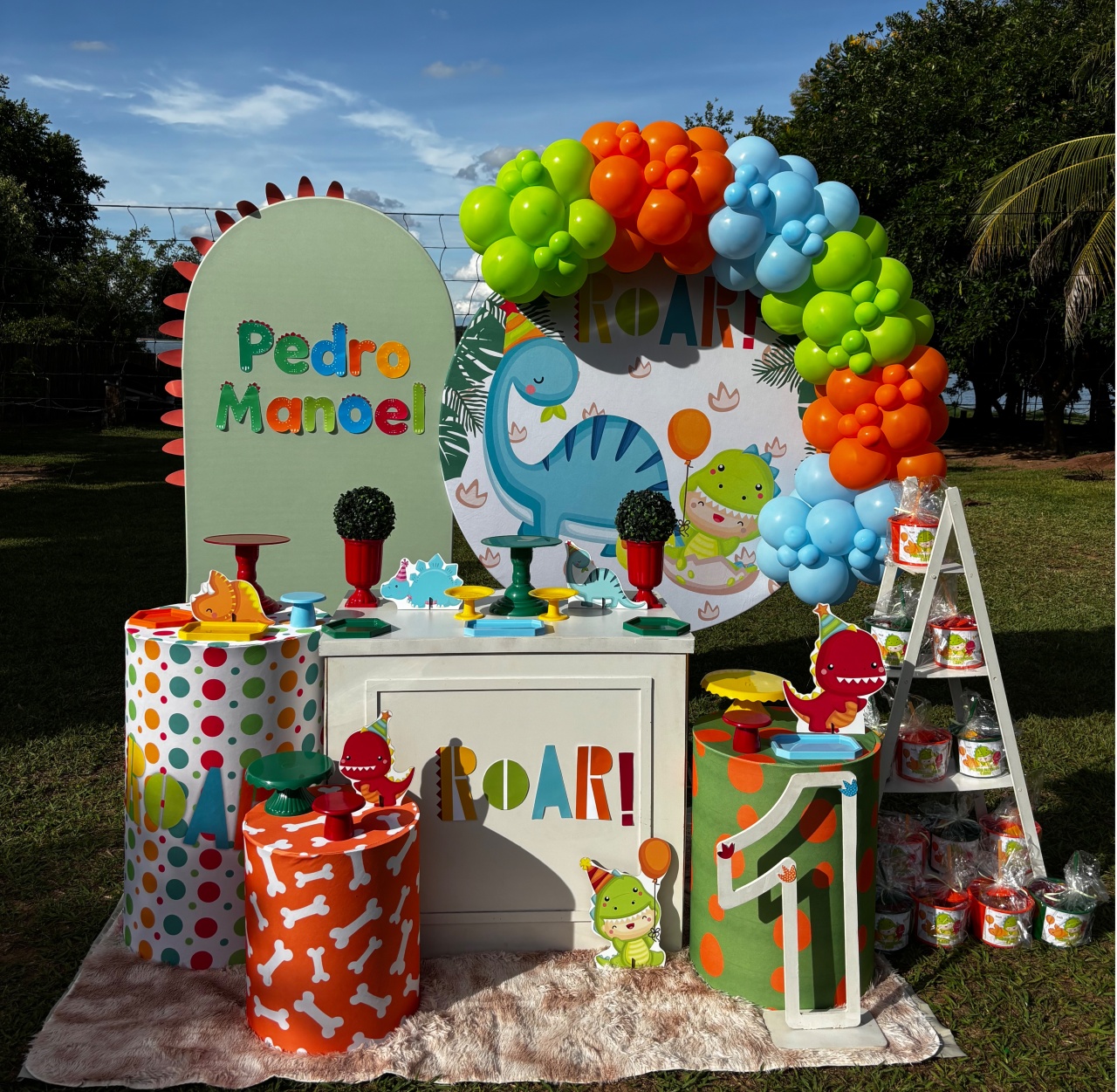 Dino Baby Ouro Montagem - Nessa Lopes Decorações 