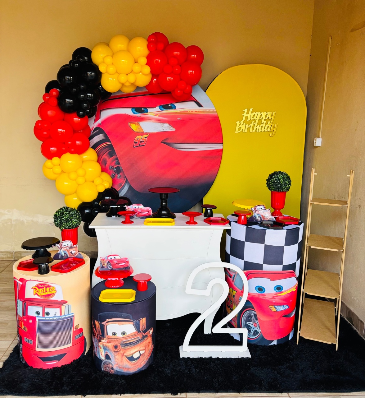 Relâmpago Mcqueen Ouro Locação  - Nessa Lopes Decorações 