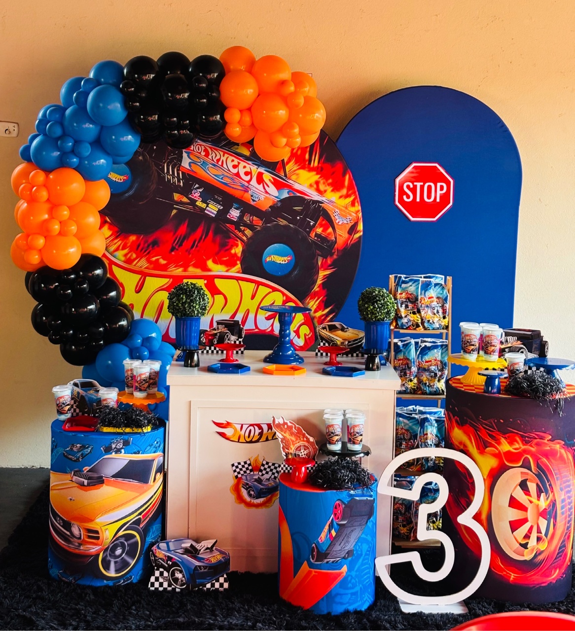  Hotwheel Montagem Ouro  - Nessa Lopes Decorações 