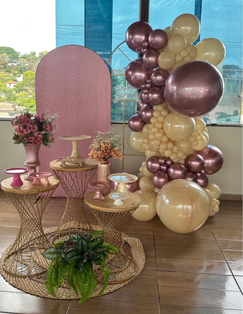 Rose Com Glitter E Janela - Emília Decor Festas 