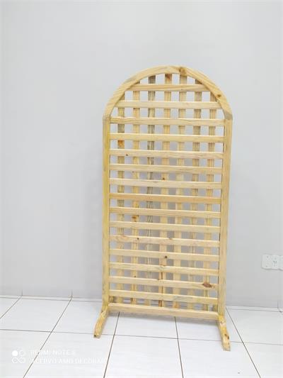 Painel Treliça de Pinus Redondo - Amo Decorar Festas e Balões