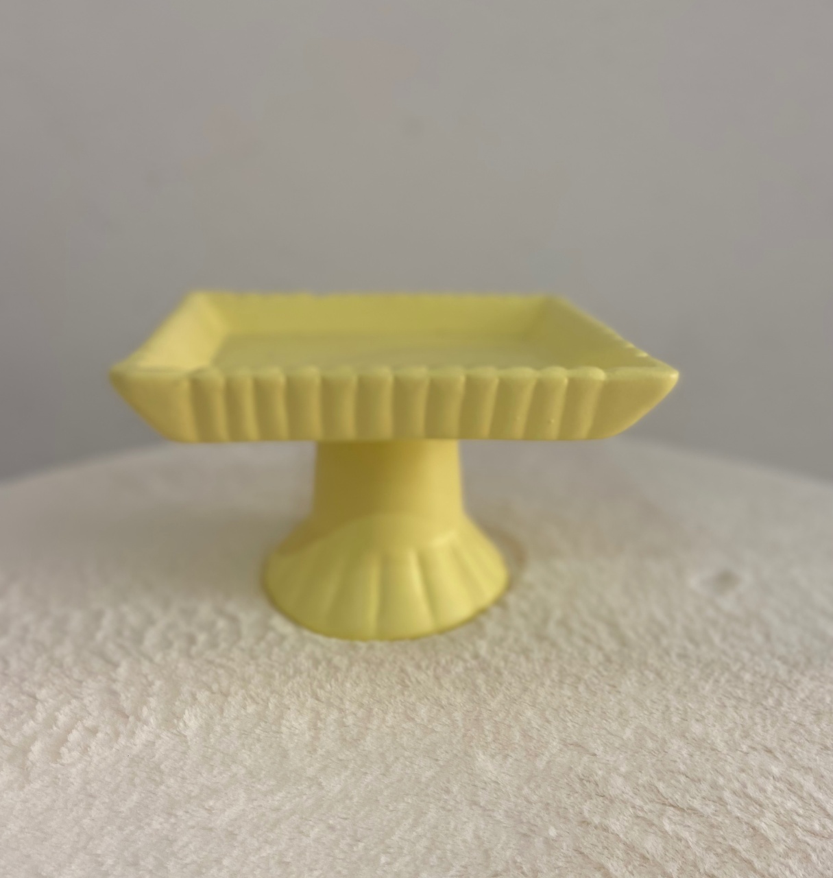 Boleira Cerâmica Quadrada Amarelo Candy - UPFestas e Decorações