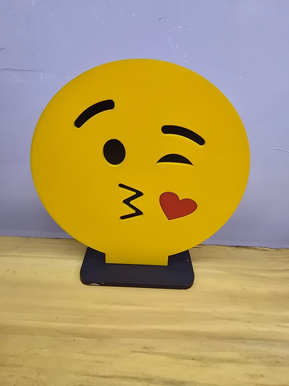 Display 3D Emoji Beijinho Coração  - Pegue e Dekore
