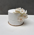 Bolo Fake Branco Com Orquídea  - imagem 1