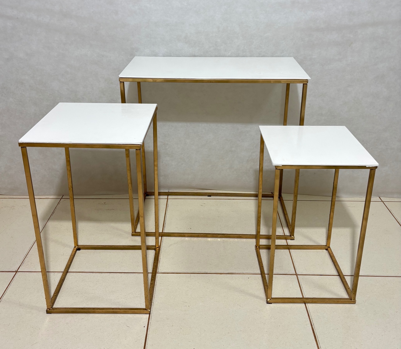 Trio de Mesas Dourado/Branco - Dona Amora Decoração 