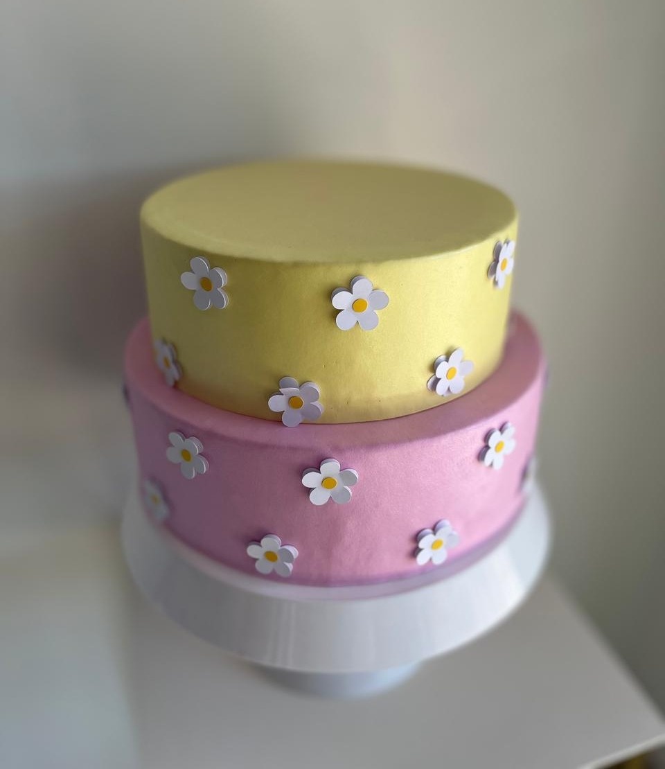 Bolo Fake Margaridas  - Dona Amora Decoração 