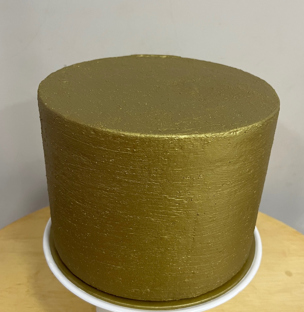 Bolo Fake Dourado  - Dona Amora Decoração 
