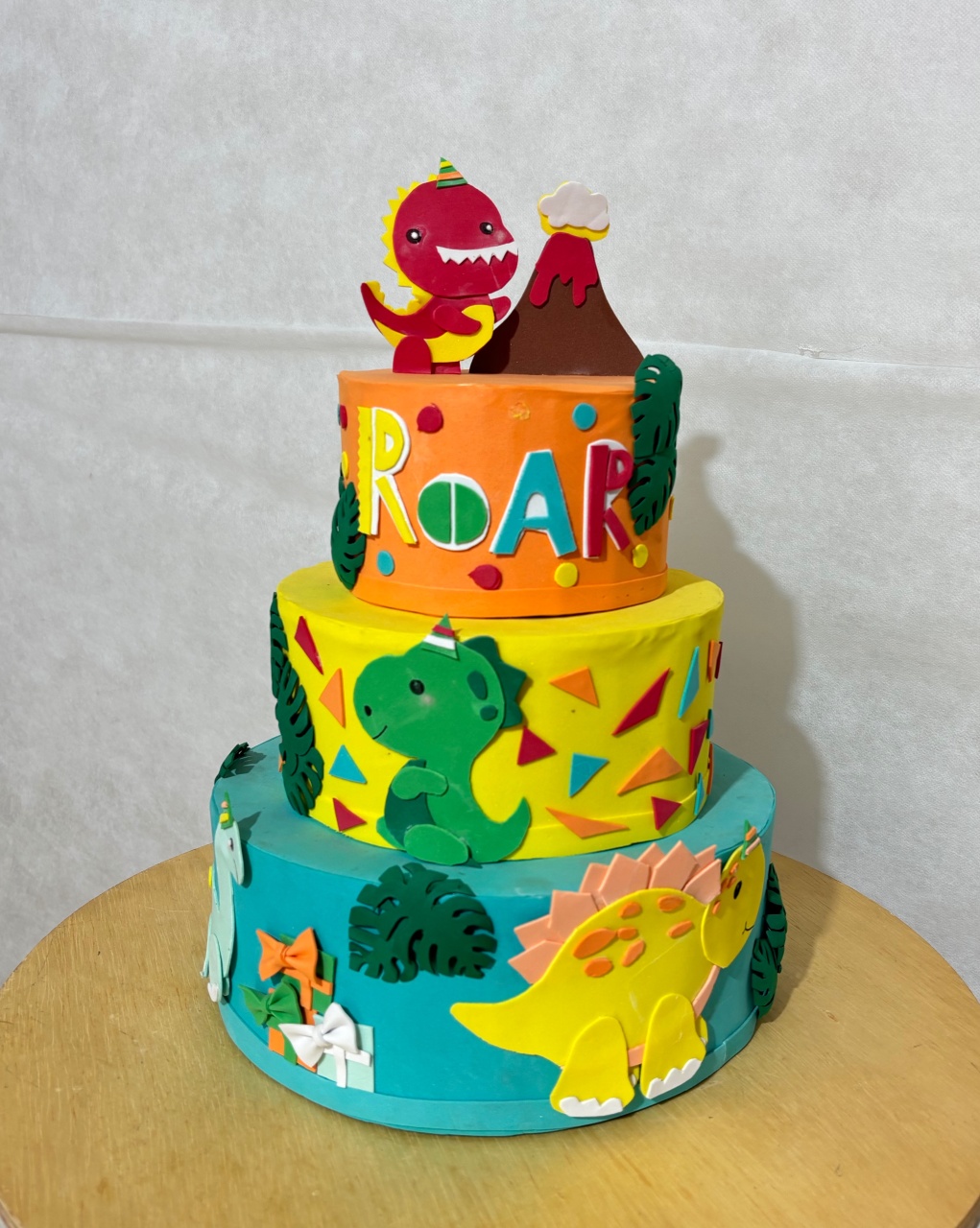 Bolo Fake Dino Baby - Dona Amora Decoração 