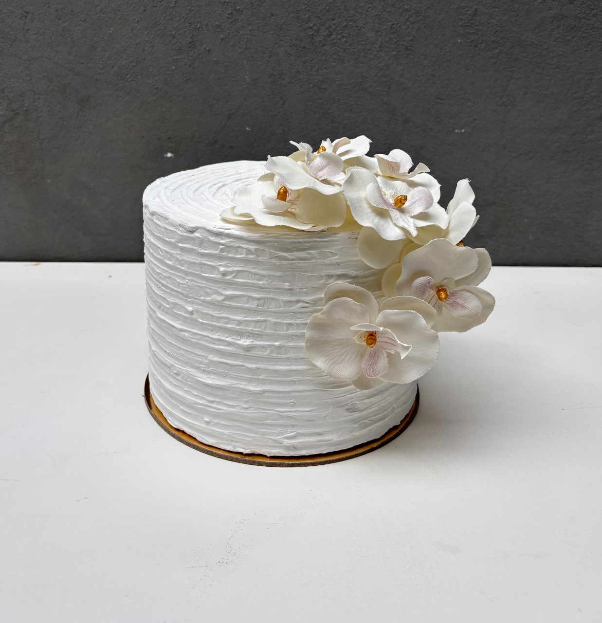 Bolo Fake Branco Com Orquídea  - Dona Amora Decoração 