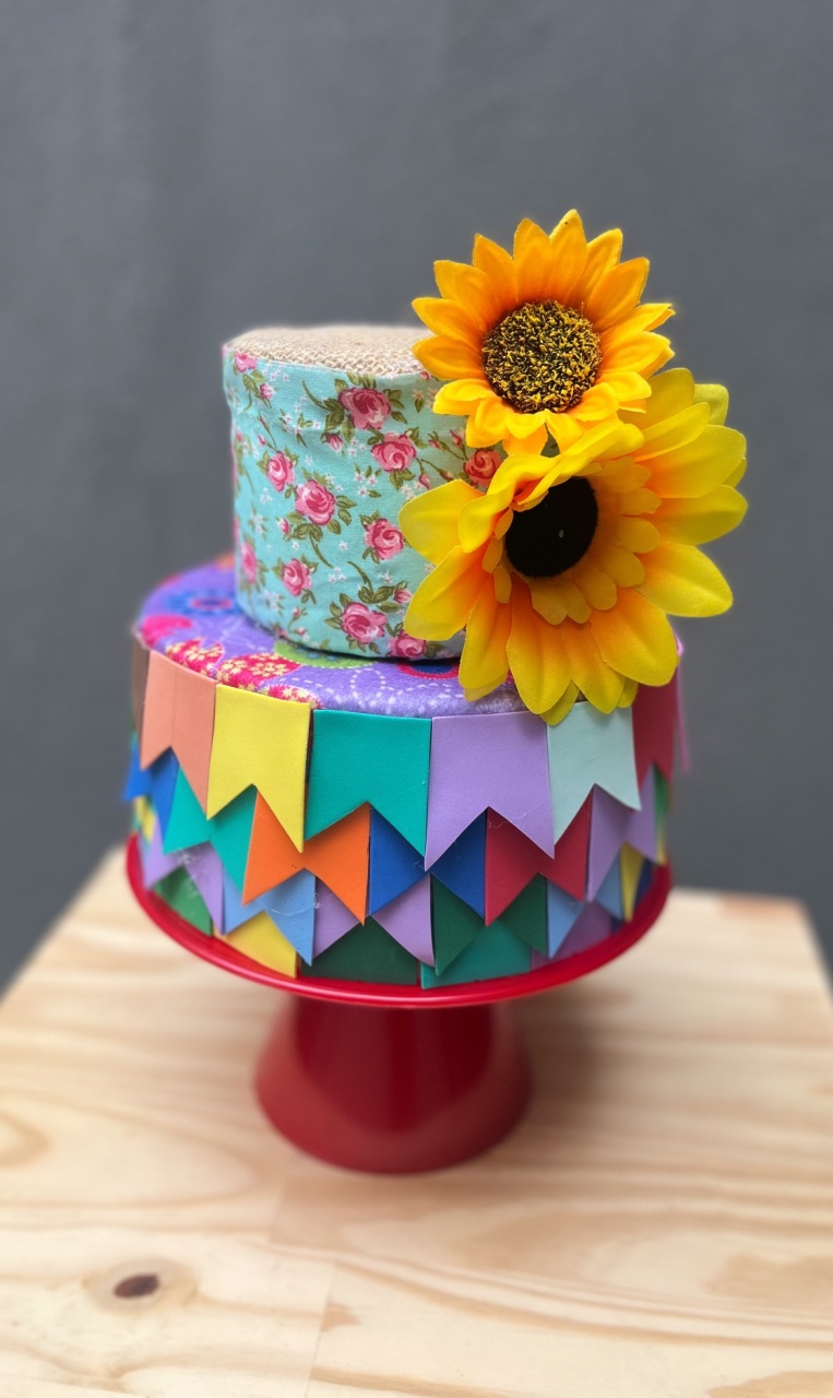 Bolo Fake Festa Junina  - Dona Amora Decoração 