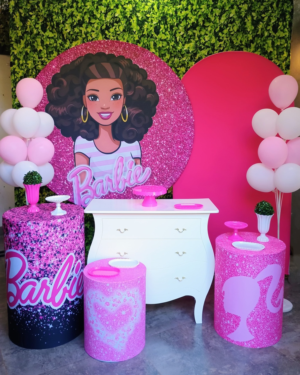 Barbie Cacheada - Kit Ouro  - Pegue e Brilha Decorações 