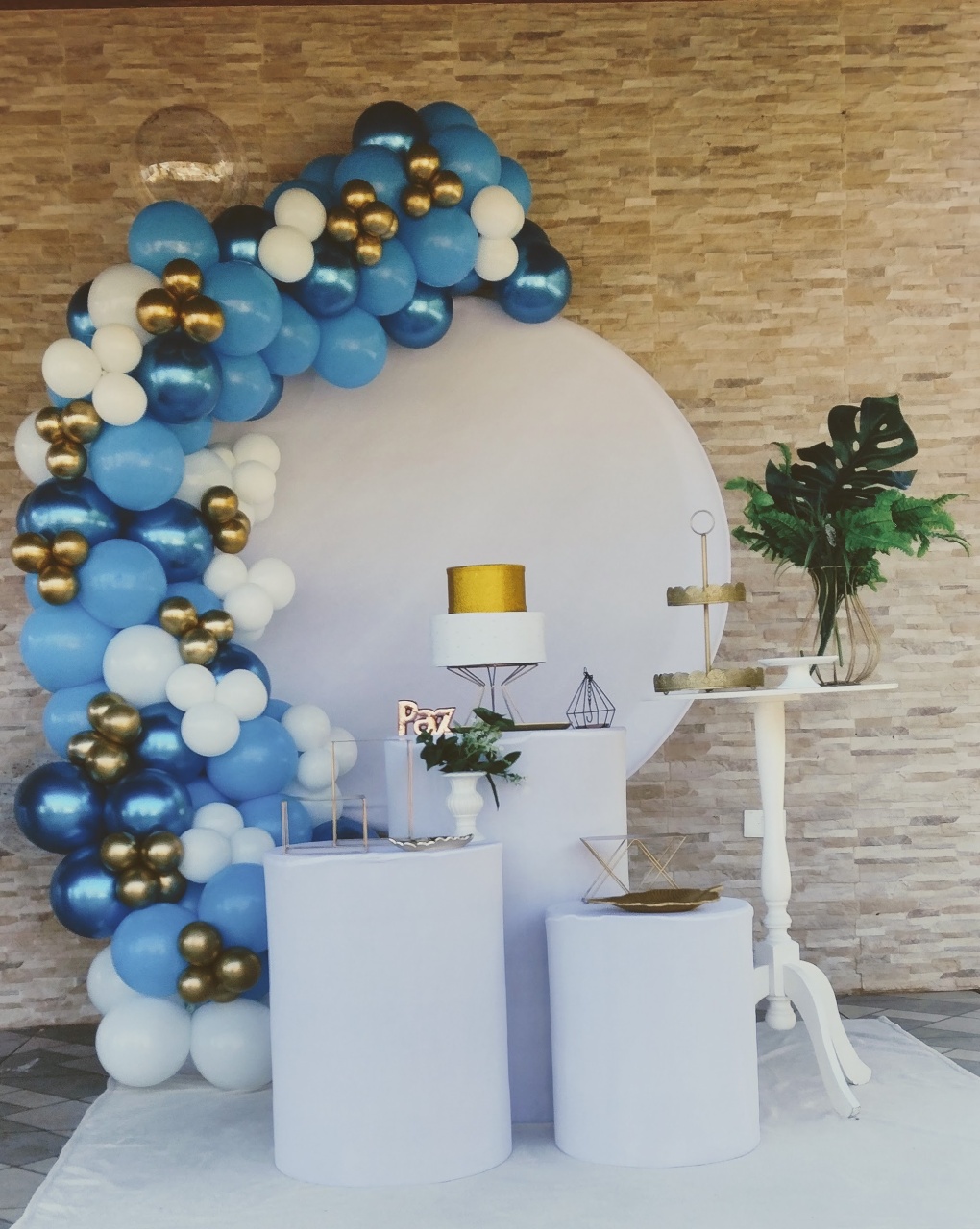 Alugue Tema Para Festa Decoração Azul E Branco - Abra Cadabra Pegue e Monte