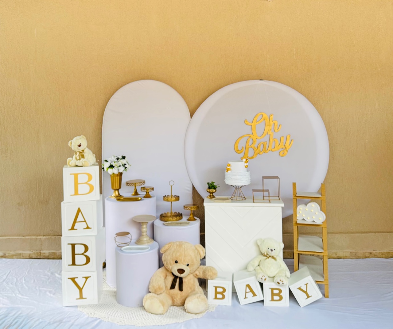 Alugue Tema Para Festa Decoração Chá de Bebê Branco Com Dourado  - Abra Cadabra Pegue e Monte