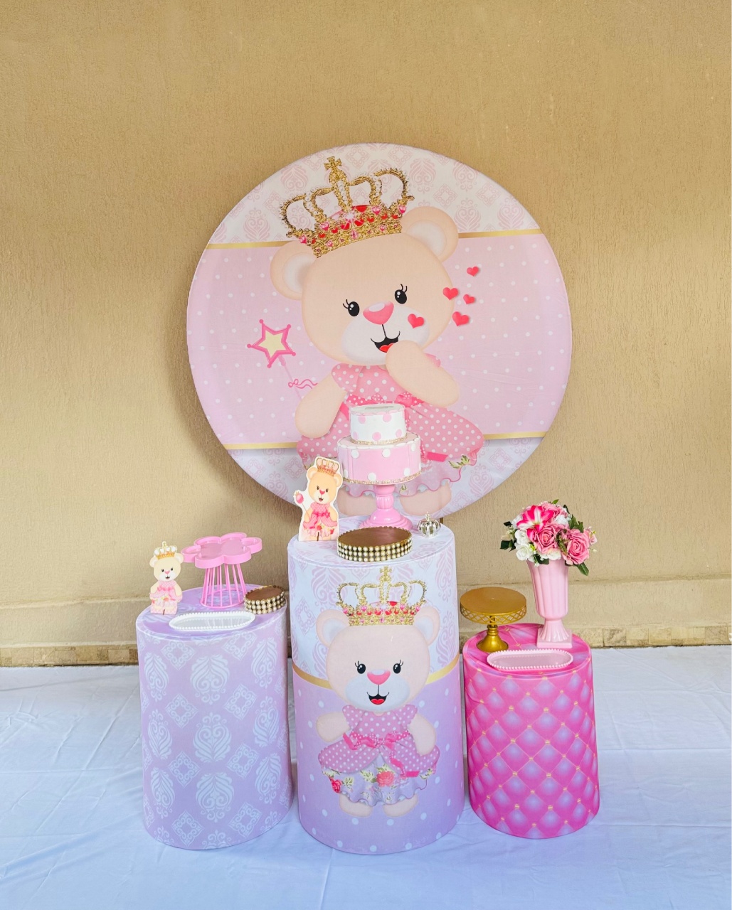 Alugue Tema Para Festa Decoração Ursa Realeza (Modelo 1) - Abra Cadabra Pegue e Monte