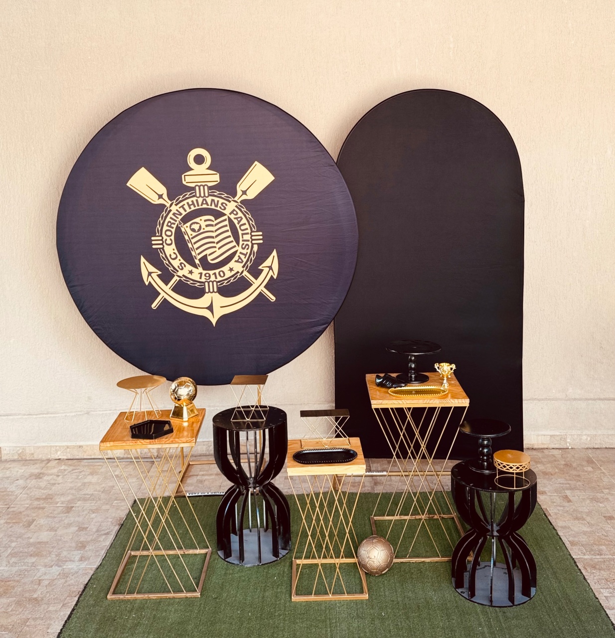 Alugue Tema Para Festa Decoração Corinthias Preta Dourado (Modelo 3) - Abra Cadabra Pegue e Monte