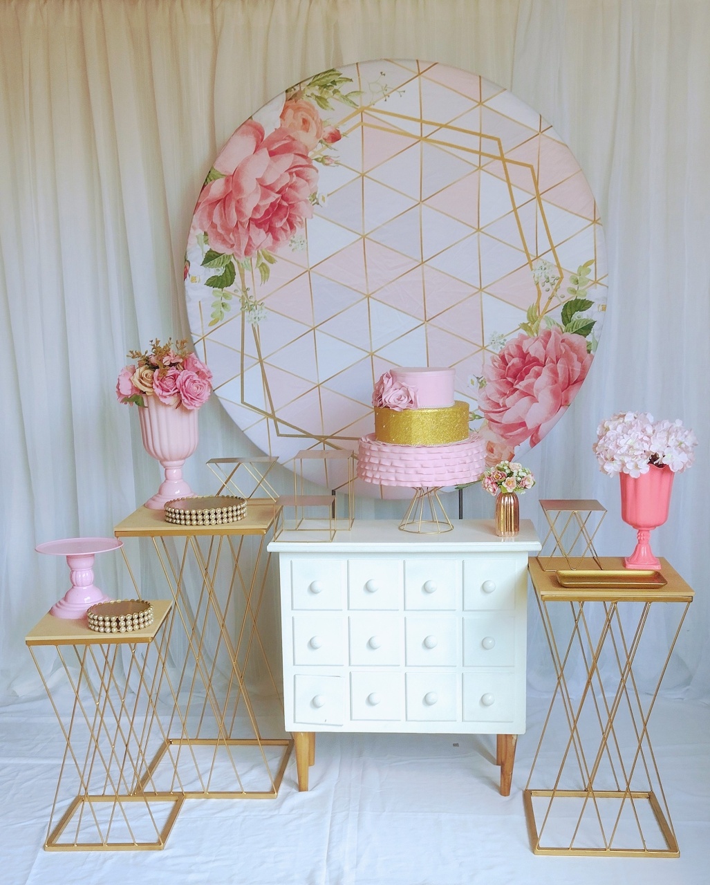 Alugue Tema Para Festa Decoração Rosa Com Dourado - Abra Cadabra Pegue e Monte