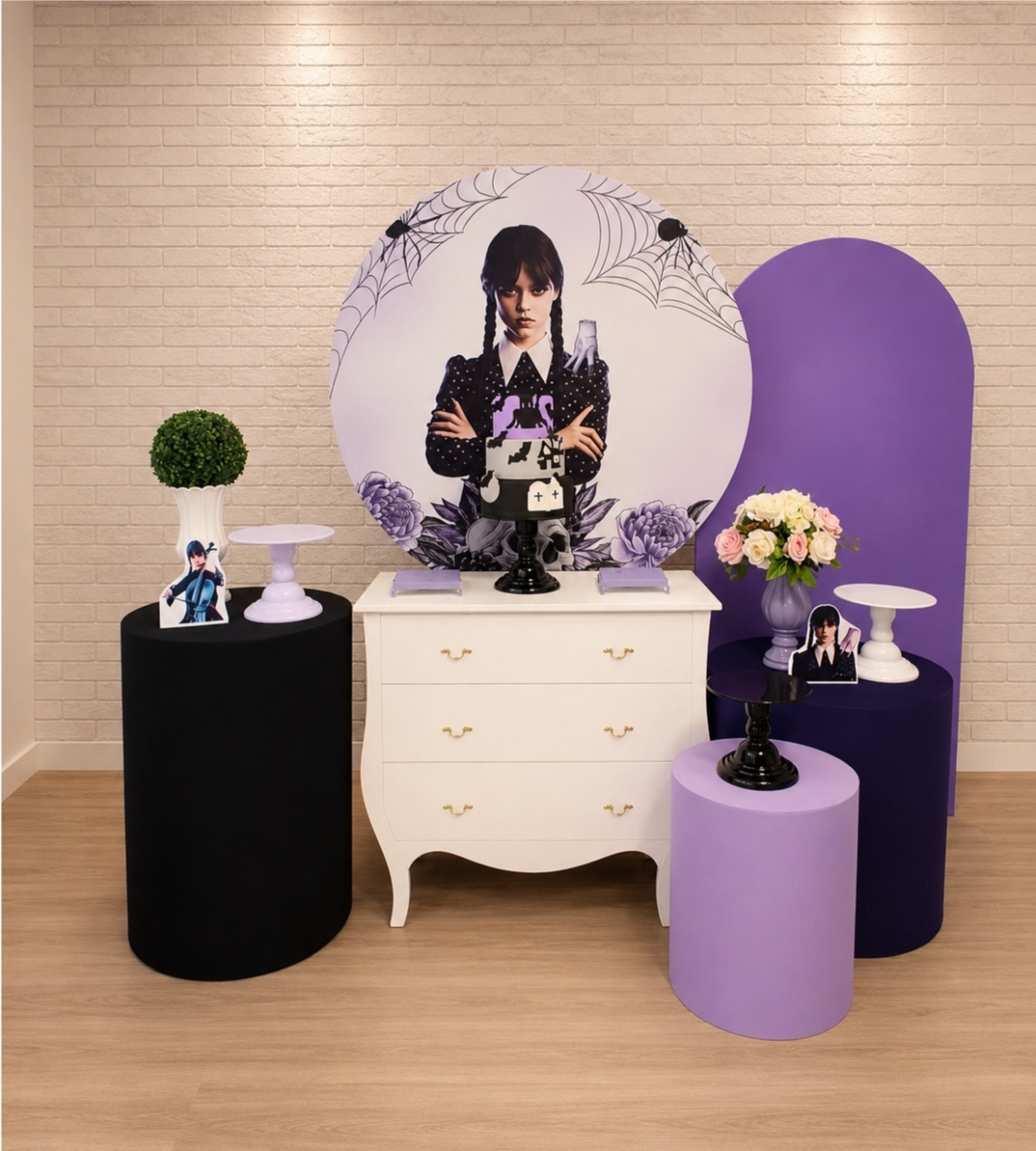 Alugue Decoração Wandinha ( Modelo 3) - HZM Decoração e Locação