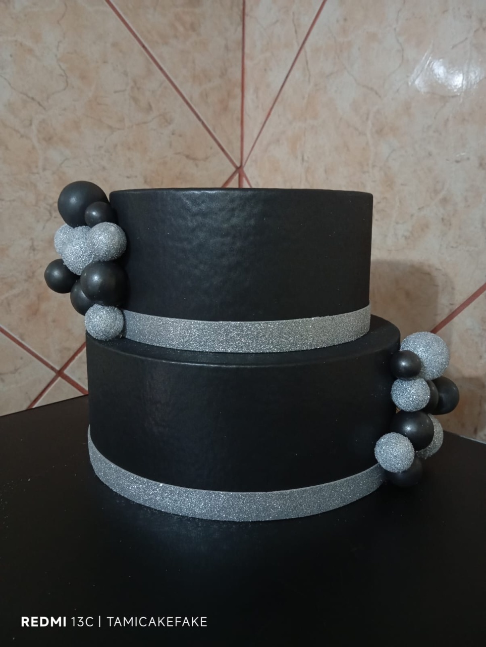 Bolo Cenográfico Preto E Prata - Amanda Bastos Decor