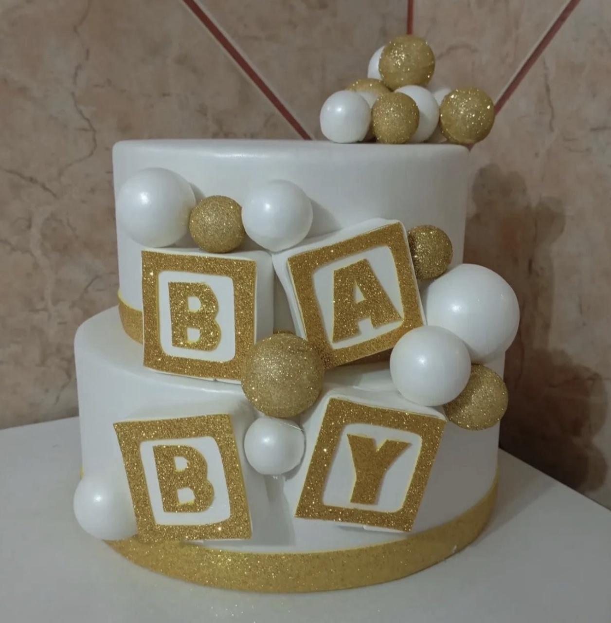 Bolo Cenográfico Chá de Bebê Dourado - Amanda Bastos Decor