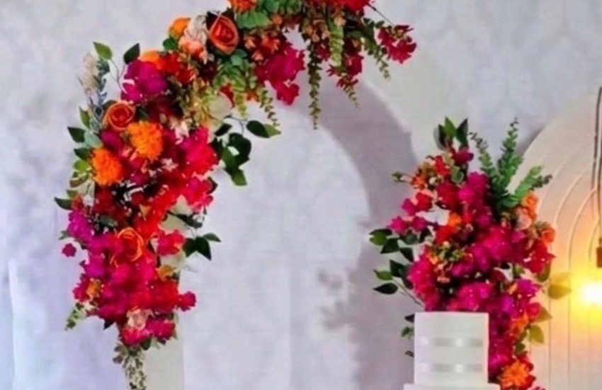 Arranjo de Flores Tropicais Painel Romano - Amanda Bastos Decor
