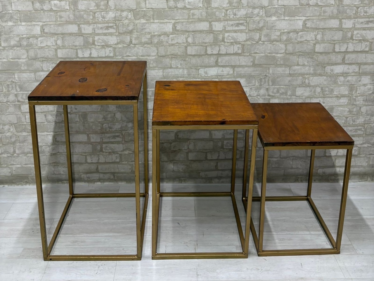 Mesa Trio Quadrado Dourado - Iara Maria Arruda da Silva