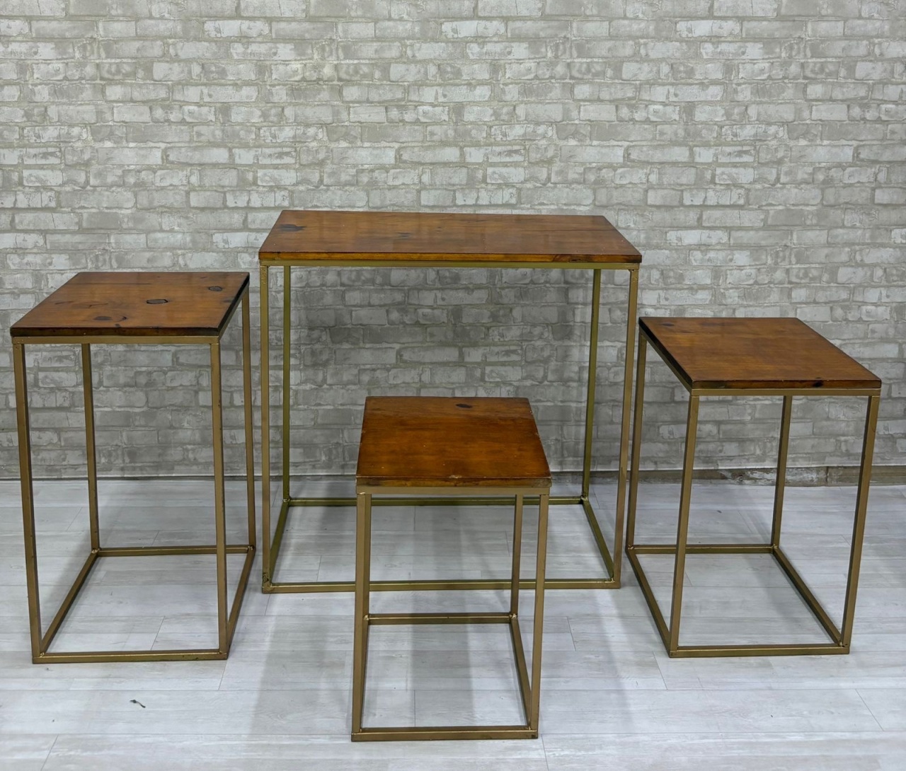 Mesa Quarteto Quadrado Dourado - Iara Maria Arruda da Silva