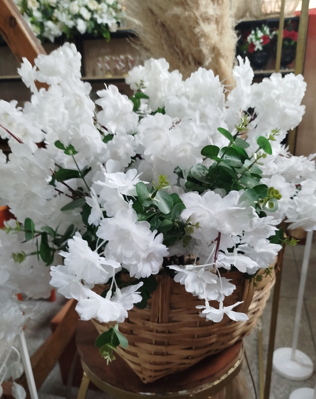 Cesto de Cerimonia Com Flores Artificiais - Elisangela Gimenez Locações Ltda
