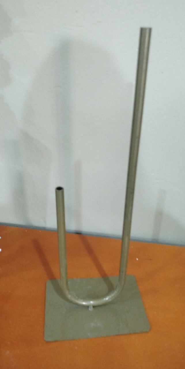 Centro de Mesa U de Metal, Sem Flores - Elisangela Gimenez Locações Ltda